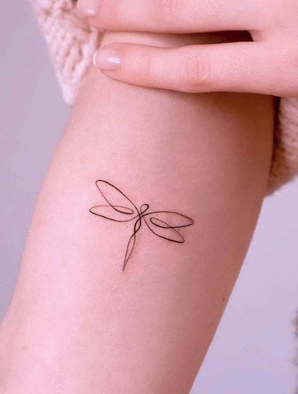 Super simple abstract dragonfly tattoo by @janapadar